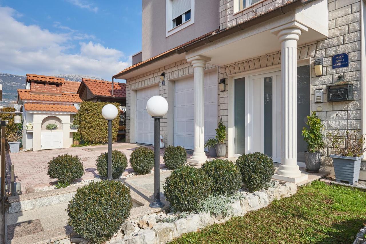 Apartments Lovric With Sea View Kastela Dış mekan fotoğraf