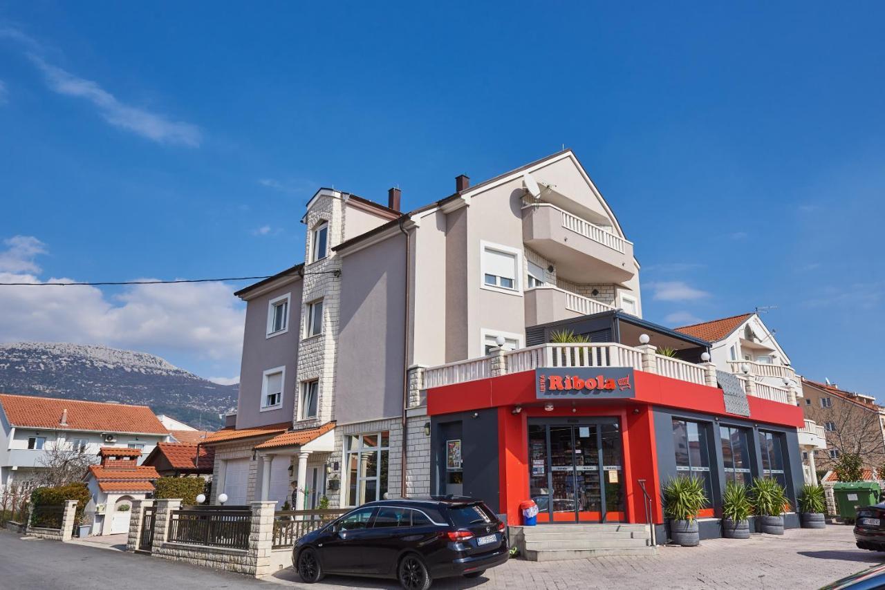 Apartments Lovric With Sea View Kastela Dış mekan fotoğraf