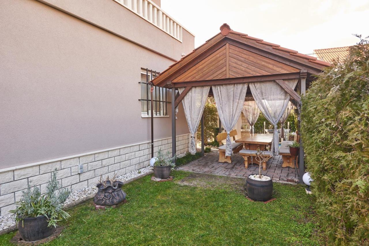 Apartments Lovric With Sea View Kastela Dış mekan fotoğraf