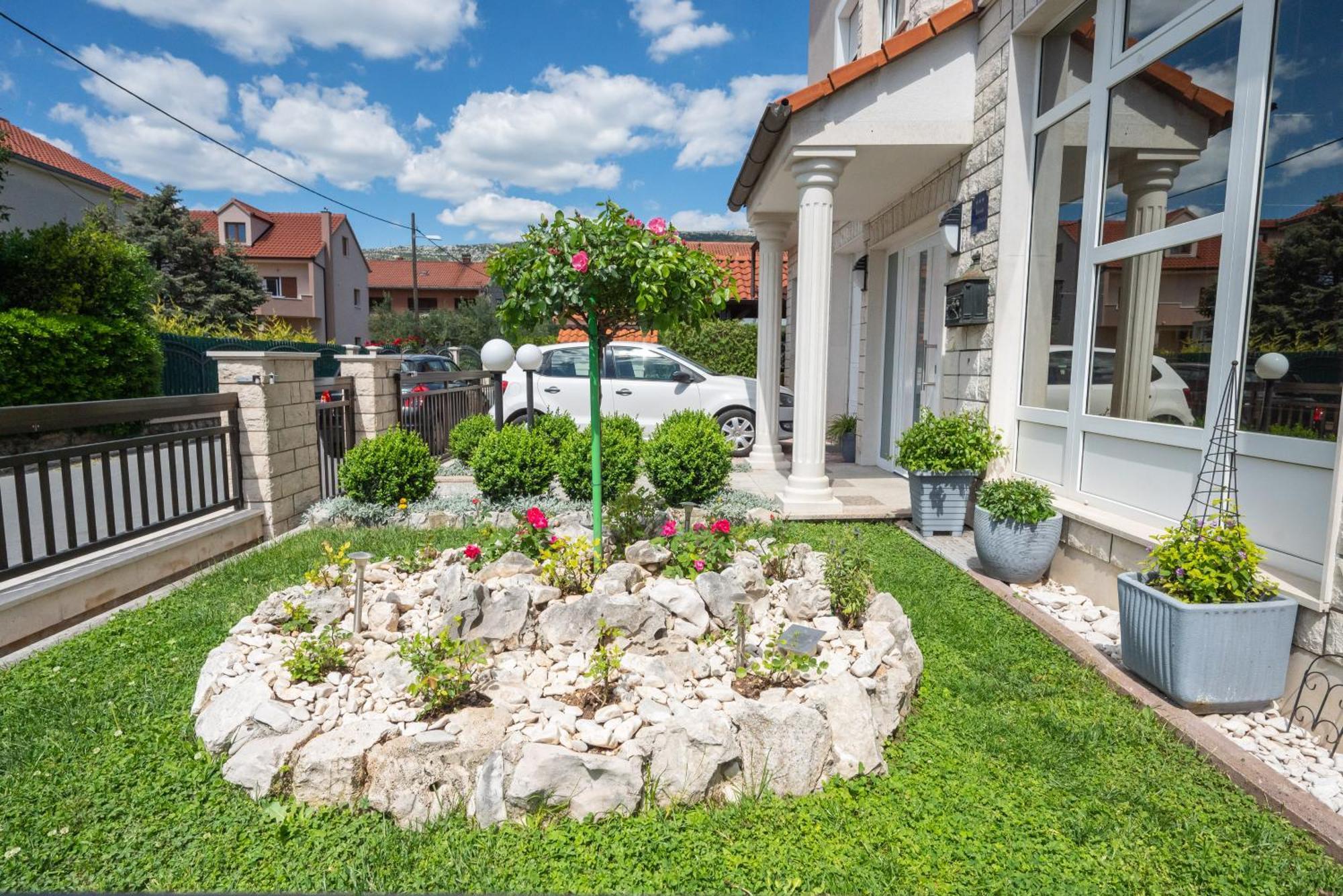 Apartments Lovric With Sea View Kastela Dış mekan fotoğraf