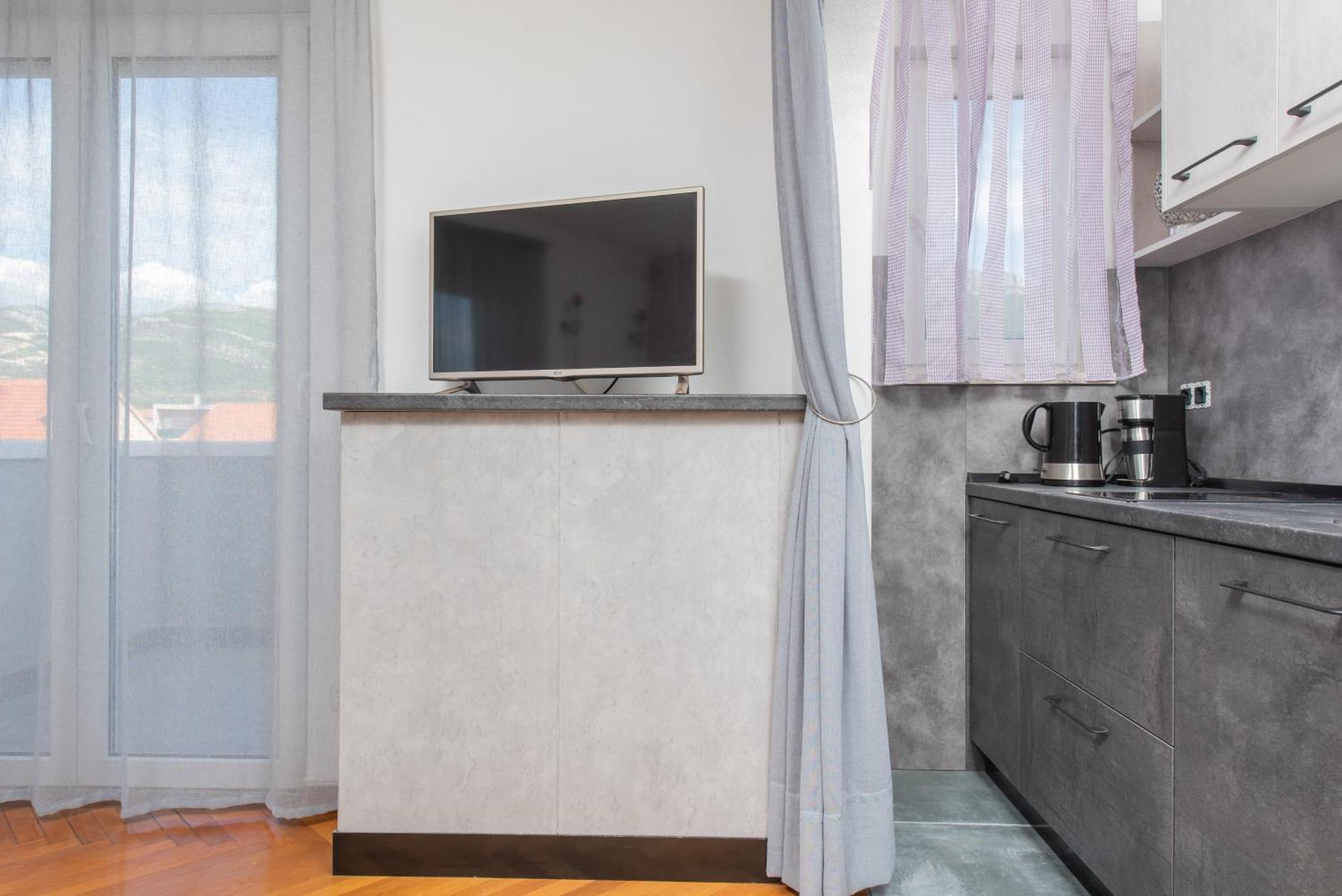 Apartments Lovric With Sea View Kastela Dış mekan fotoğraf