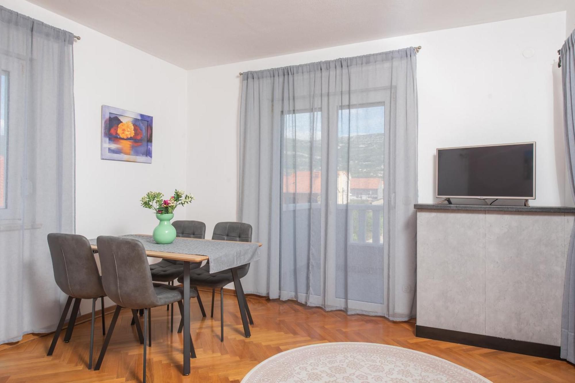 Apartments Lovric With Sea View Kastela Dış mekan fotoğraf