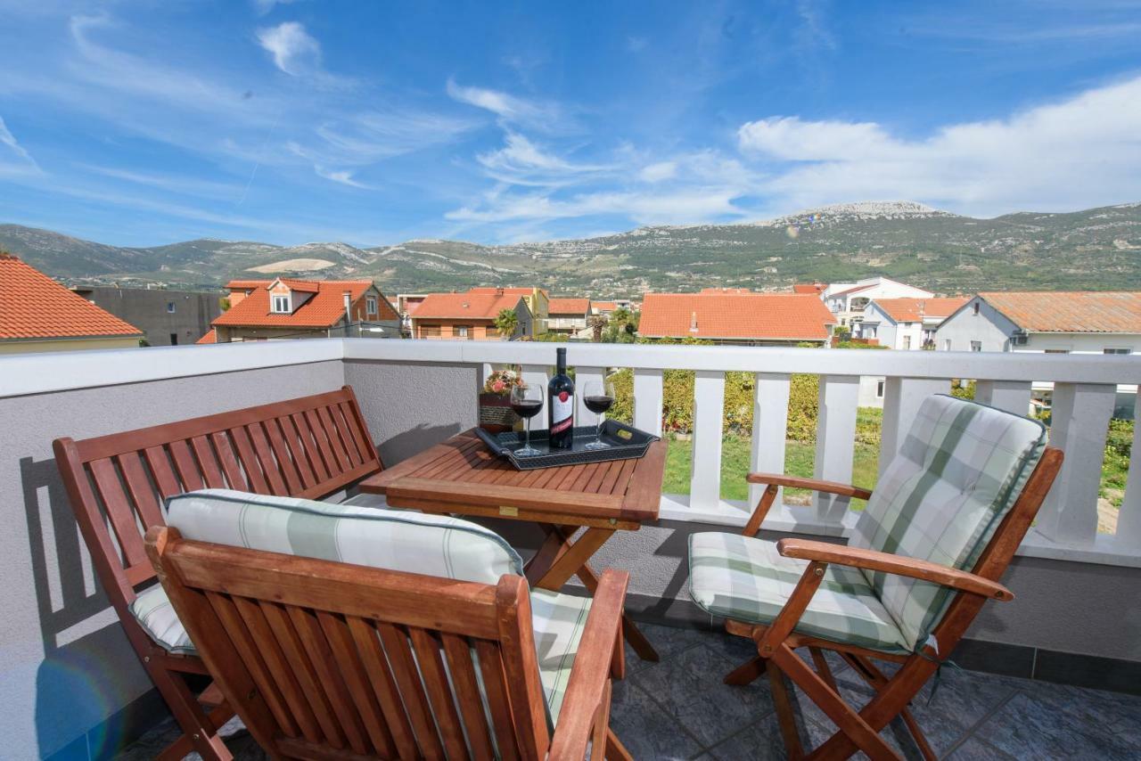 Apartments Lovric With Sea View Kastela Dış mekan fotoğraf